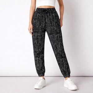 Veronica M. Black & White Geographic Printed Pull On Jogger Pants. Women’s small